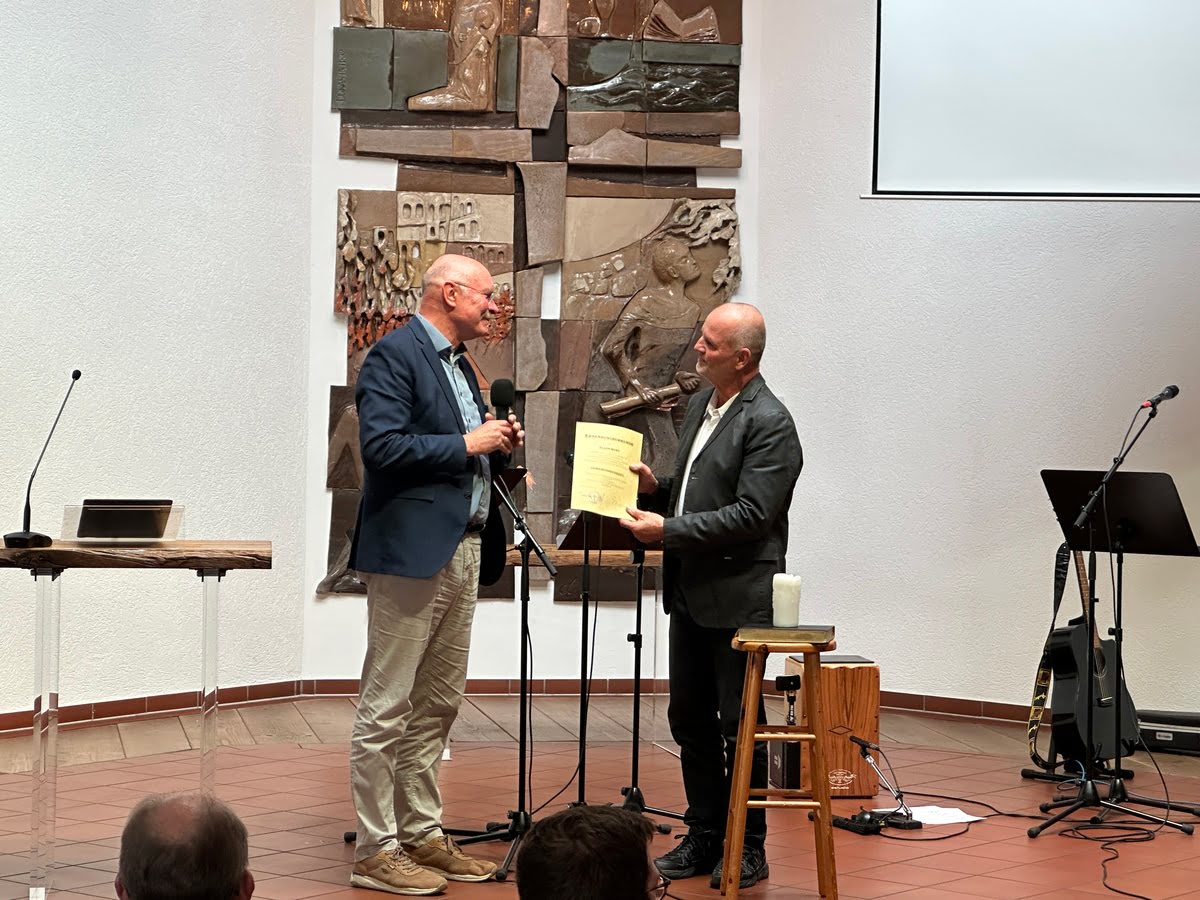 Udo Herrmann übergibt die Ernennungsurkunde an Klaus Wust